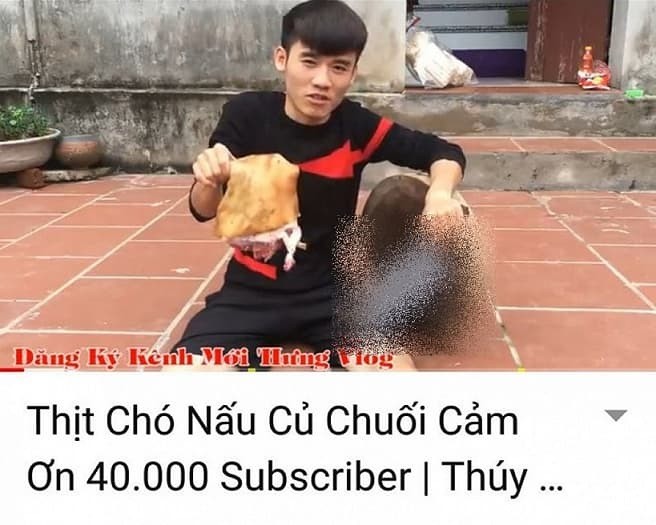 Cụ thể, một clip cũ của Hưng Vlog -  con trai bà Tân Vlog bất ngờ được CĐM “đào mộ” trở lại. Khi ấy để ăn mừng kênh của mình có hơn 40 ngàn lượt đăng ký theo dõi, Hưng Vlog đã thực hiện một clip chế biến món ăn có tên thịt chó nấu củ chuối.