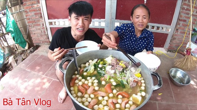 Từ một người phụ nữ nông dân bình thường, thời gian qua  bà Tân Vlog bất ngờ trở thành từ khóa tìm kiếm nhiều nhất trên mạng xã hội nhờ vào clip làm các món ăn siêu to khổng lồ.