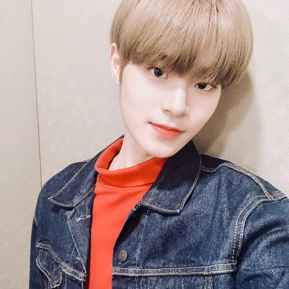 Từ khi còn ở nhóm Wanna One, Lee Daehwi đã được chú ý nhờ tài năng vượt trội và nhan sắc "không phải dạng vừa đâu". Sau đó, nam  idol Kpop ra mắt cùng cùng nhóm AB6IX và được coi là chủ chốt của nhóm.