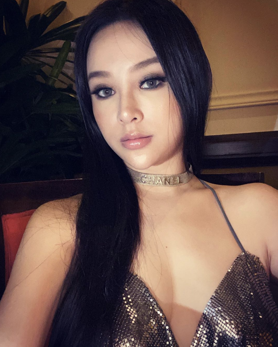  Huyền Baby (tên thật là Đặng Ngọc Huyền, SN 1989) là một trong những hot girl thế hệ đầu đình đám của Hà Thành. Hiện tại, cô nàng không còn hoạt động nghệ thuật nhưng vẫn thu hút sự quan tâm nhờ cuộc sống vương giả, ngập đồ hiệu.