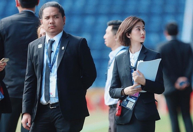  U23 Việt Nam hiện đang có mặt tại Buriram, Thái Lan để chuẩn bị đá trận mở màn tại VCK U23 Châu Á 2020, gặp đội tuyển U23 UAE. Bên cạnh lịch trình của các cầu thủ, mới đây, thông tin Jantima Sae-ear, hot girl của Liên đoàn bóng đá Thái Lan (FAT) sẽ là người dẫn đoàn, điều phối cho thầy trò HLV Park Hang-seo thu hút sự quan tâm của cộng đồng mạng.