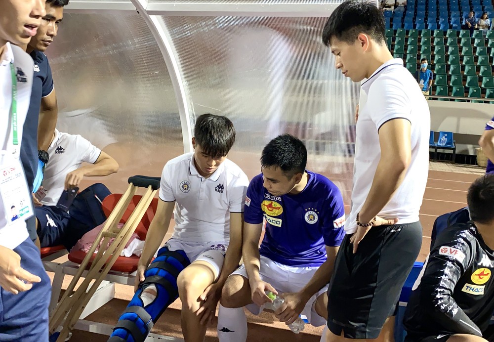 Trong trận Siêu Cup Quốc gia 2019 diễn ra chiều 1/3 tại TP HCM,  Duy Mạnh gặp chấn thương nghiêm trọng buộc phải rời sân ngay ở phút thứ 5. Theo kết quả ban đầu, nam cầu thủ bị đứt hoàn toàn dây chằng chéo trước và sẽ phải mất một thời gian dài để bình phục.