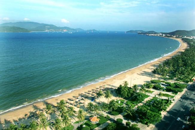 Bãi  biển Nha Trang là một trong những điểm đến quen thuộc cả với du khách Việt Nam và người du lịch nước ngoài. Bãi biển này có lợi thế là nằm ngay trong trung tâm thành phố.