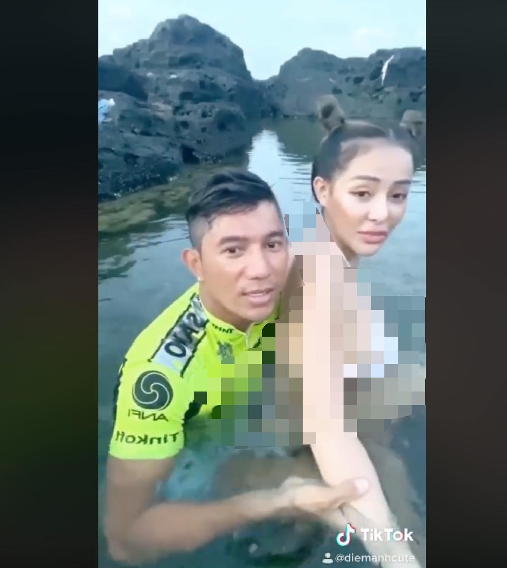 Mới đây, một video ghi lại hình ảnh trên sóng livestream của Lương Bằng Quang và  Ngân 98 được chia sẻ chóng mặt trên mạng xã hội. Nội dung đoạn video không có gì đặc sắc cho đến khi hot girl Bình Định "quen tay" có hành động cực tế nhị với người yêu.