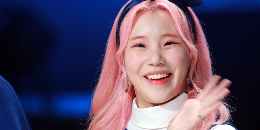 JooE (sinh năm 1999) thành viên nhóm nhạc Hàn Quốc Momoland từng nhiều lần bị chê bai là nữ idol Kpop xấu nhất. Dù vai trò trong nhóm khá quan trọng nhưng cô nàng vẫn bị người hâm mộ tẩy chay.