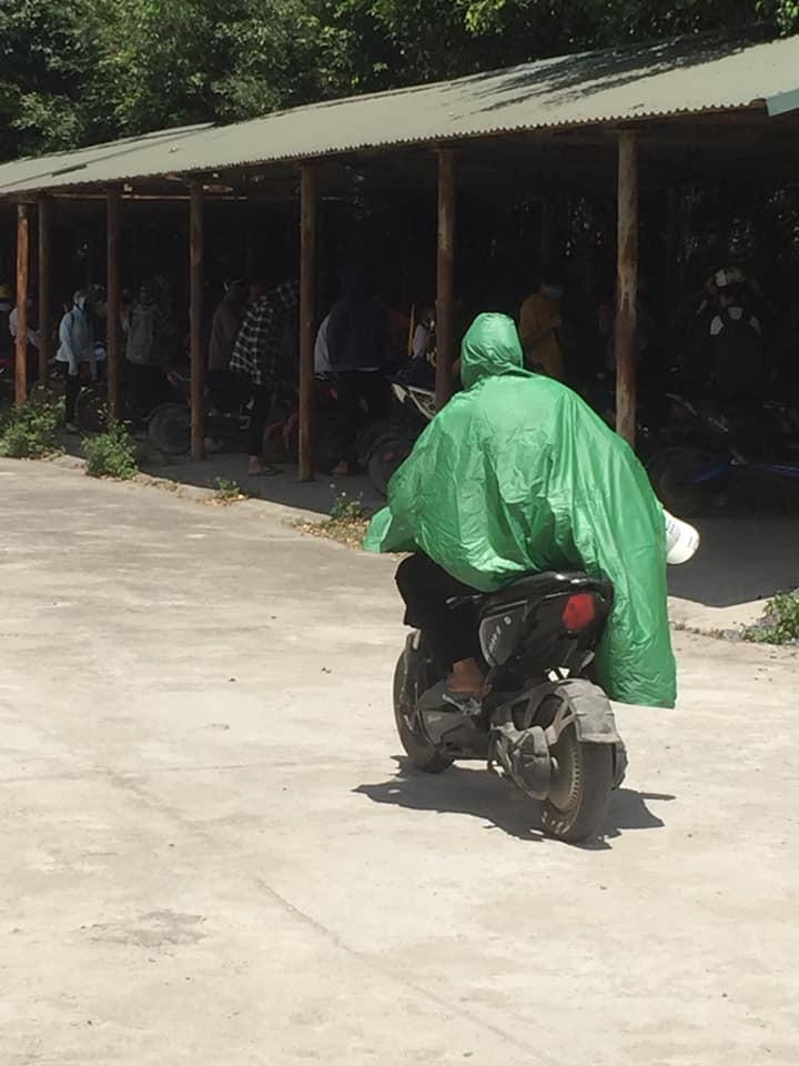 Mới đây, trên diễn đàn "Trường người ta" đăng tải tấm hình một nam sinh đi xe đạp điện, mặc áo mưa giữa  thời tiết nắng nóng. Ngay lập tức, bức ảnh trên thu hút sự quan tâm đặc biệt của cộng đồng mạng.