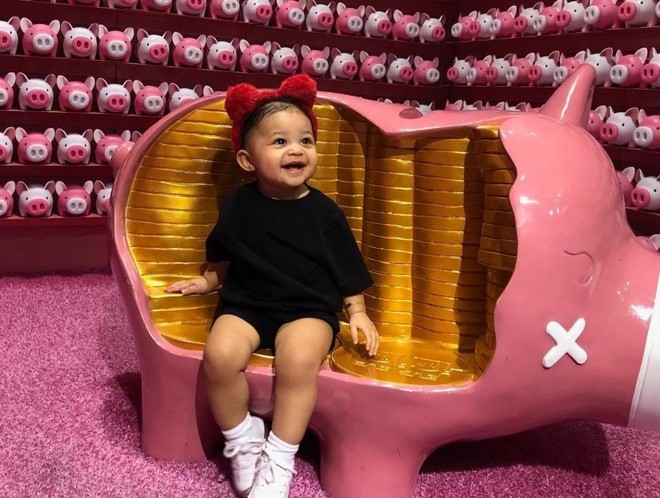  Stormi Webster, con gái đầu lòng của Kylie Jenner, được nhiều người gọi là đứa trẻ “sinh ra đã ngậm thìa vàng”. Sinh ra trong gia tộc Kardashian giàu có, mẹ lại là chủ một thương hiệu mỹ phẩm nổi tiếng, Stormi đã được hưởng nhiều đặc quyền đặc lợi của giới showbiz ngay từ khi mới lọt lòng.