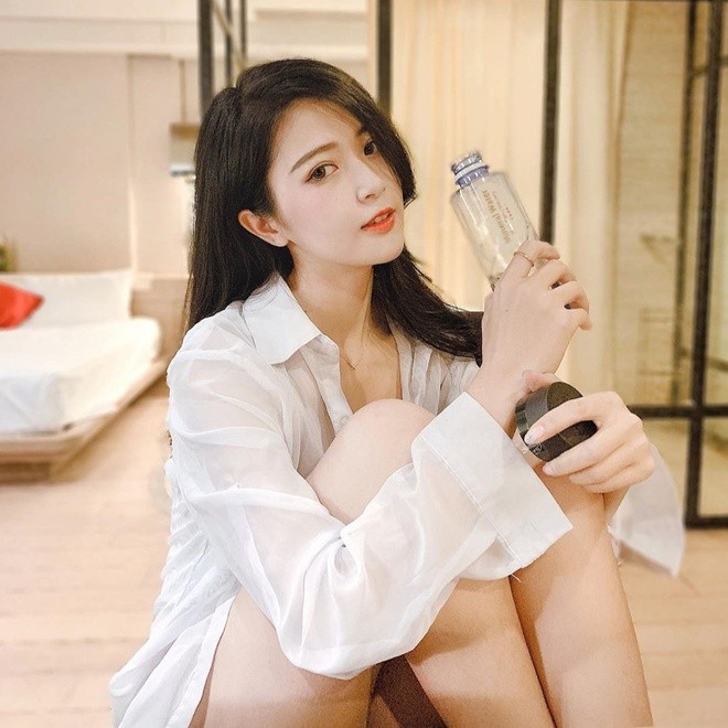 Lâm Gia Nghi (23 tuổi) là  hot girl nổi danh mạng xã hội Đài Loan (Trung Quốc), thu hút hơn 400.000 follower tại trang cá nhân. Có gương mặt xinh đẹp, thân hình mảnh mai cùng vòng một nóng bỏng, Gia Nghi trở thành người mẫu nội y được nhiều nhãn hàng săn đón. Không ít người bất ngờ khi biết rằng 9X từng là công nhân tại công trường xây dựng, gây sốt mạng với biệt danh "hot girl giàn giáo".