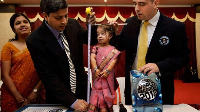 Cuối năm 2011, Jyoti Amge (sinh năm 1993, Ấn Độ) được tổ chức Kỷ lục Guinness chứng nhận là  người phụ nữ nhỏ nhất thế giới. Cô có chiều cao vỏn vẹn 62,8 cm, hiện nặng 5 kg. Nguyên nhân khiến Jyoti có vóc dáng bé nhỏ là bởi chứng loạn sản sụn bẩm sinh. Khi mới sinh ra, cô chỉ nặng khoảng 400 gam, các bác sĩ chẩn đoán cô không thể sống quá vài giờ. Song bằng sức mạnh lạ kỳ, cô đã có thể sống và phát triển hơn dự đoán đó, dù sức khỏe không bằng những đứa trẻ khác.