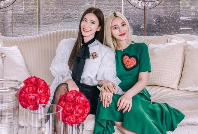 Jamie Chua và con gái Calista Cuaca được ví như phiên bản đời thực của những nhân vật chính trong bộ phim Crazy Rich Asians. Năm 1996, người đẹp Singapore Jamie Chua kết hôn với đại gia vận tải Indonesia Nurdian Cuaca. Cả hai có với nhau 2 con, con gái Calista Cuaca và con trai Cleveland Cuaca, trước khi ly hôn vào năm 2011.