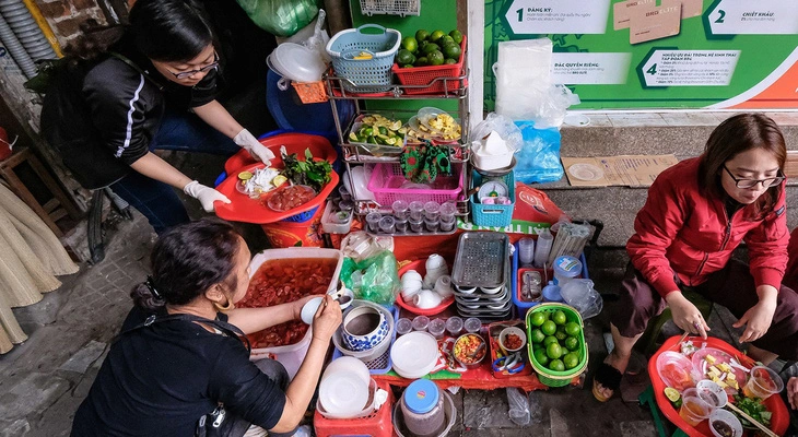 Những năm gần đây, món được đỏ bỗng nhiên nổi rần rần trên các diễn đàn review đồ ăn. Nhiều người tìm đến món ăn này vì tò mò, nhưng nhiều người ghiền món này tới nỗi mùa hè du lịch Hải Phòng nhất định phải tìm cho bằng được quán sứa đỏ ngon để “ăn cho đã cái nư”.