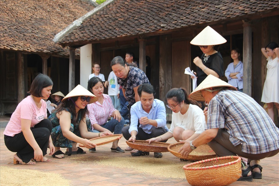 Nằm trên con phố Nguyễn Văn Huyên quận Cầu Giấy, Hà Nội, bảo tàng Dân tộc học Việt Nam là nơi lưu giữ, phục chế, tập hợp phong phú nhiều hiện vật và tài liệu về 54 dân tộc anh em sinh sống trên dải đất hình chữ S.