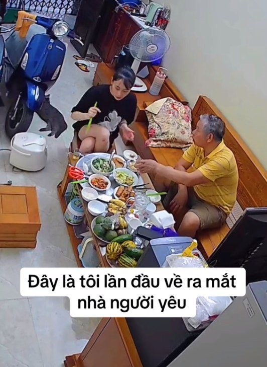 Một tài khoản đã đăng tải hình ảnh một cô gái trong lần đầu về ra mắt nhà người yêu khiến nhiều người không khỏi bật cười.