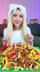 Tóc Vàng Hoe là một trong những TikToker rất nổi tiếng ở mảng mukbang. Các món ăn mà Tóc Vàng Hoe mukbang hầu như rất hấp dẫn, vì thế thu hút về vô vàn lượt xem.