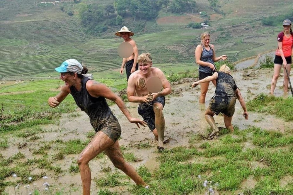 Mới đây, hình ảnh một đoàn khách Tây đang hào hứng nô đùa cùng nhau trên đồng ruộng Việt Nam đã khiến rất nhiều người thích thú. Trong loạt ảnh, đoàn khách cả nam lẫn nữ ai nấy đều lấm lem bùn đất từ chân lên đầu.