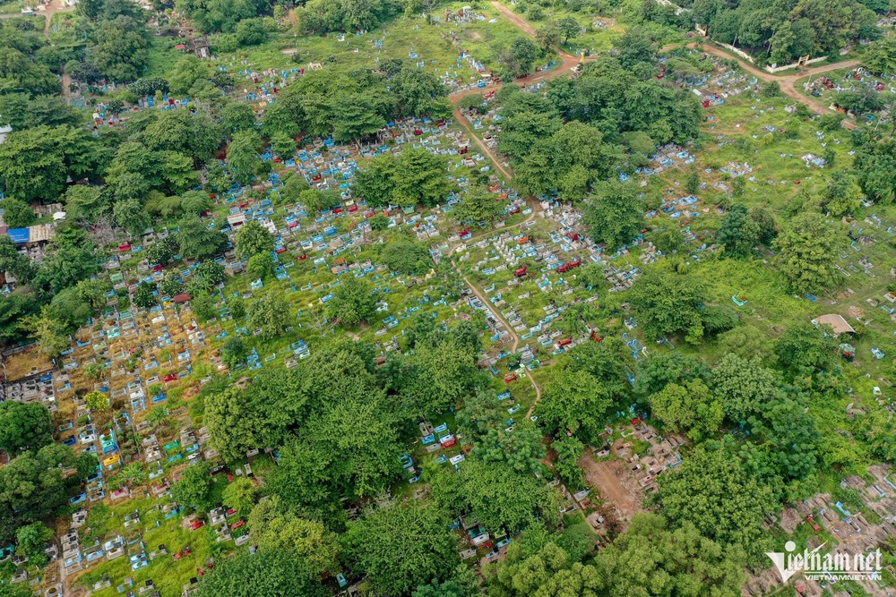 Nghĩa trang Bình Hưng Hòa (quận Bình Tân) rộng hơn 40ha, xây dựng từ trước năm 1975 với khoảng 54.000 ngôi mộ. Đây là một trong những công trình trọng điểm trên địa bàn cần di dời với mục tiêu đầu tư hạ tầng, trường học, công viên trên phần đất này vào năm 2025.