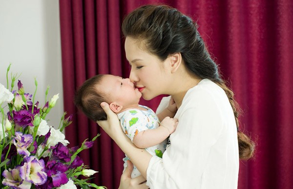 Đan Lê khoe con trai mới sinh kháu khỉnh, đáng yêu