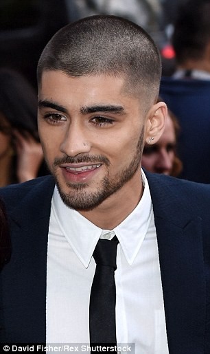 Sau quyết định bất ngờ rời nhóm One Direction, ngôi sao 22 tuổi  Zayn Malik đã lộ diện trước công chúng khi tham gia lễ trao giải Asian Awards, diễn ra tại London mới đây.