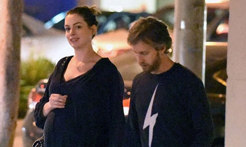 Anne Hathaway sinh con trai đầu lòng khỏe mạnh