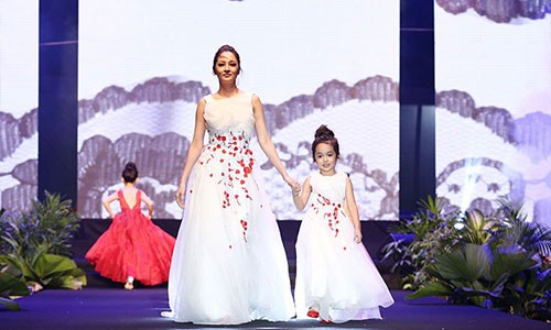 Ca sĩ Bảo Anh lần đầu làm mẫu trên sàn catwalk