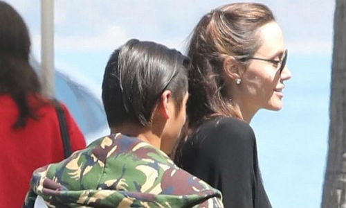 Angelina Jolie và cậu con trai nuôi Pax Thiên vui vẻ đi ăn trưa