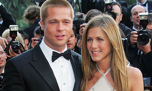 Brad Pitt nhắn tin cho vợ cũ Jennifer Aniston khiến vợ chồng cô ly dị?