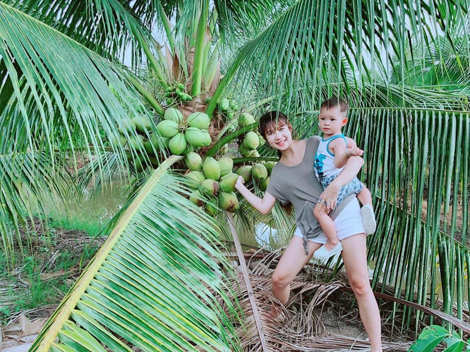 Vợ chồng ca sĩ  Lý Hải- Minh Hà vừa có chuyến về thăm quê nội ở Mỹ Tho, Tiền Giang. Cả nhà có trải nghiệm đi hái trái cây. Kiều Minh Tuấn, Huy Khánh đều vào comment thích thú và hỏi địa chỉ.