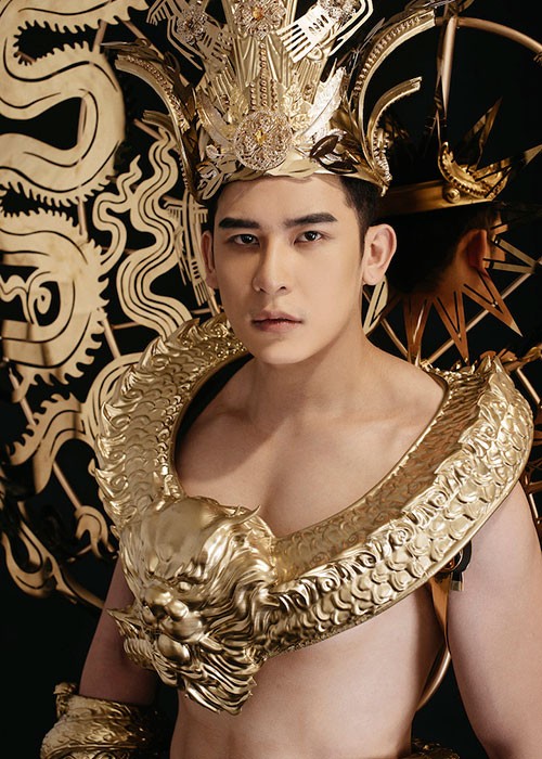 Siêu mẫu  Minh Trung vừa tiết lộ hình ảnh trang phục dân tộc mang đến cuộc thi Mister International 2018. Bộ trang phục do NTK Lê Thanh Hoà thực hiện với ý tưởng khởi nguồn từ truyền thuyết “Con Rồng cháu Tiên”.