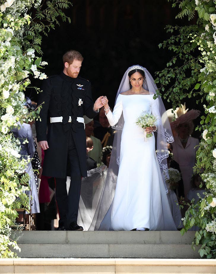 Đám cưới giữa Hoàng tử Harry và nữ diễn viên người  Mỹ Meghan Markle vừa được diễn ra hôm 19/5. Cô dâu diện chiếc váy cổ thuyền thanh lịch của thương hiệu Givenchy, đội khăn voan dài 5 m cùng vương miện kim cương lấp lánh. Nhiều ý kiến cho rằng đầm cưới của Meghan Markle có kiểu dáng đơn giản nhất so với trang phục của cô dâu trong những đám cưới hoàng gia châu Âu từ trước đến nay.