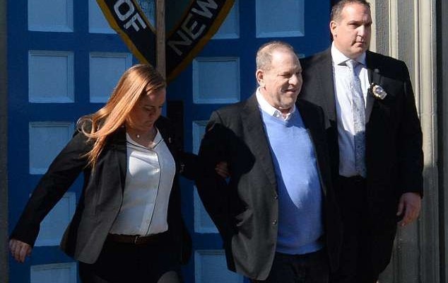 Harvey Weinstein bị còng tay hầu tòa vì cáo buộc cưỡng hiếp