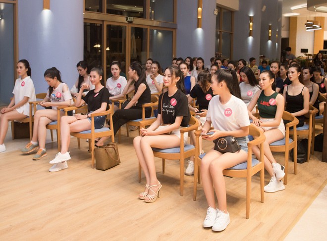 Dù tập luyện catwalk mệt mỏi cả ngày nhưng các thí sinh HHVN vẫn không bỏ lỡ cơ hội xem lễ khai mạc và trận đấu đầu tiên của  World Cup 2018. Khi được BTC thông báo sắp xếp một buổi xem World Cup, các thí sinh hết sức hào hứng, hoàn thành buổi tập sớm nhất có thể.