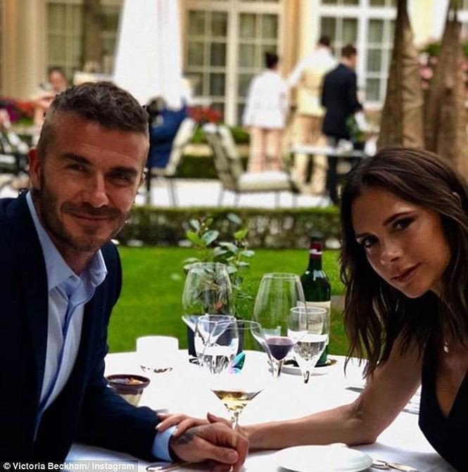 Ông bà Becks nắm tay nhau tình tứ trong bữa tối lãng mạn. Trên trang cá nhân,  Victoria Beckham bày tỏ: "19 năm!!! Em yêu anh rất nhiều!".