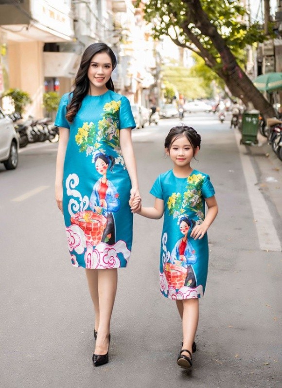 Con gái diễn viên Minh Tiệp nổi bật khi diện áo dài cách tân xuống phố cùng mẹ. Với street style này, bé Minh Thùy xứng đáng được xếp trong top những  nhóc tỳ nhà sao Việt sành điệu nhất tuần qua.