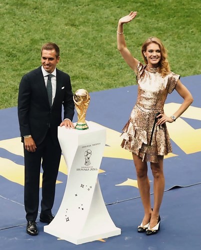 Trong trận chung kết  World Cup 2018, siêu mẫu Natalia Vodianova đã đồng hành với Philipp Lahm, cựu đội trưởng tuyển Đức, đưa chiếc Cúp vàng ra sân vận động Luzhniki.