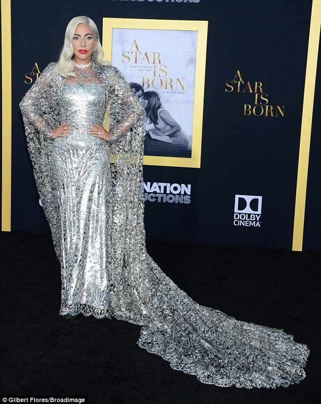 Mới đây, nữ ca sĩ  Lady Gaga trở thành tâm điểm của sự kiện ra mắt phim A Star Is Born tại thành phố Los Angeles, Mỹ. Giọng ca Bad Romance tỏa sáng với đầm dài đính cườm nổi bật của nhà mốt Givenchy. Cô đồng bộ hóa màu sắc trang phục với trang sức và tóc.