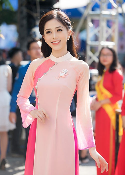 Chỉ còn 5 ngày nữa,  Á hậu Phương Nga sẽ lên đường sang Myanmar tham dự cuộc thi Miss Grand International 2018. Trước khi chinh chiến đấu trường sắc đẹp quốc tế, Phương Nga đã trở về trường đại học của mình tri ân thầy cô.