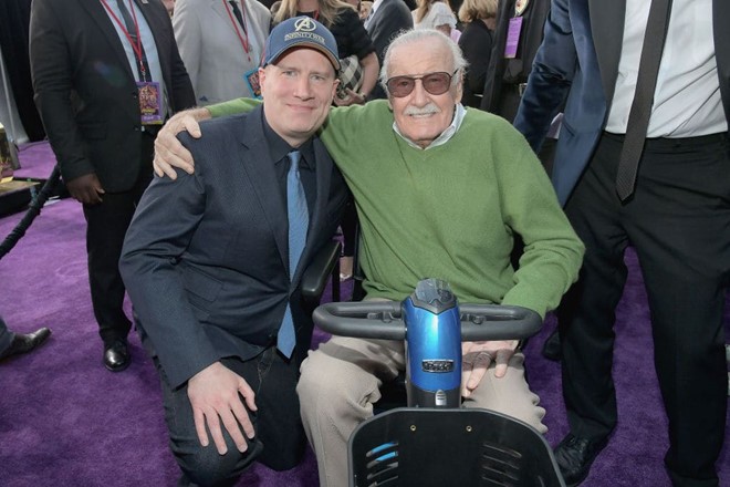 Ngay sau khi xuất hiện thông tin  Stan Lee qua đời ở tuổi 95 hôm 12/11, hàng loạt ngôi sao Hollywood, đặc biệt là của Marvel Studios, đã gửi lời tri ân tới huyền thoại trên các mạng xã hội. Kevin Feige - người đứng đầu hãng phim - viết trên Twitter rằng: “Không ai gây ảnh hưởng tới sự nghiệp của tôi và những gì hãng Marvel Studios đang theo đuổi nhiều như Stan Lee. Stan đã để lại cả một khối di sản đồ sộ và sẽ còn tồn tại mãi mãi với chúng ta. Xin được gửi lời chia buồn tới con gái, gia đình, và hàng triệu fan của ông. Cảm ơn Stan”.