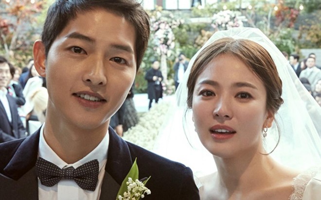  Song Joong Ki - Song Hye Kyo: Sáng 27/6, trang Naver của Hàn Quốc đưa tin cặp vợ chồng quyền lực của showbiz Hàn Song Joong Ki và Song Hye Kyo đang trong quá trình ly hôn sau 2 năm chung sống. Nam diễn viên ủy quyền cho luật sư đại diện đệ đơn ly hôn lên tòa án gia đình Seoul vào ngày 26/6. Nguyên nhân rạn nứt được đồn thổi là Song Joong Ki ngoại tình với với nữ diễn viên Kim Ok Bin. Bản thân nữ diễn viên cũng dính tin đồn phải lòng bạn diễn Park Bo Gum. Tuy nhiên, đây chỉ là những tin đồn thất thiệt lan truyền trên các trang mạng xã hội. Trong khi đó, đại diện của Song Hye Kyo cho biết hai người có sự khác biệt không thể dung hòa về tính cách. Cuộc hôn nhân đẹp như chuyện cổ tích của hai ngôi sao đã kết thúc trong sự bàng hoàng của người hâm mộ.