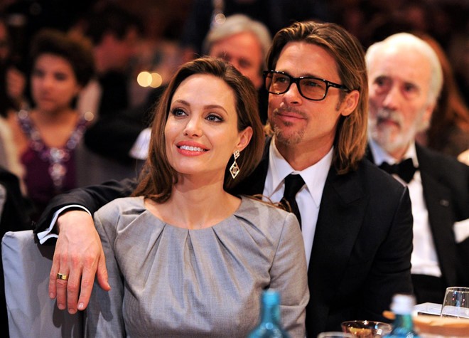 Ngày 14/4,  Brad Pitt và Angelina Jolie chính thức hoàn tất thủ tục ly hôn kéo dài suốt 3 năm căng thẳng. Nhìn lại quãng thời gian vui vẻ mà cặp sao từng có với nhau, không ít người hâm mộ bày tỏ sự tiếc nuối. Tuy vậy, họ vẫn hy vọng thần thượng sẽ tìm được hạnh phúc mới trong tương lai.