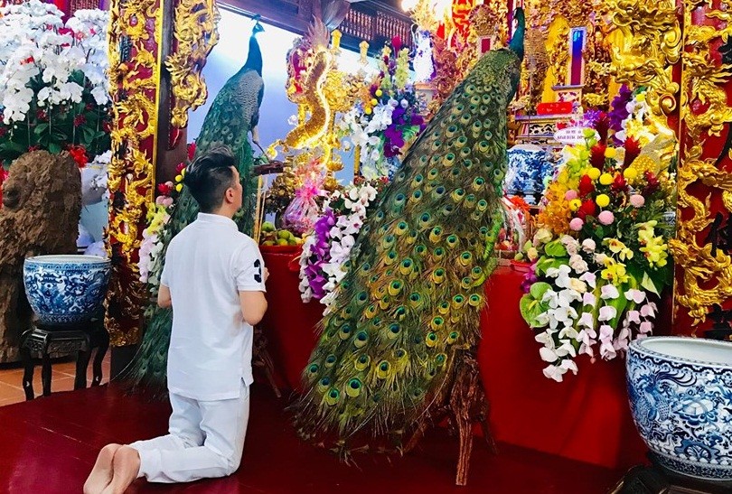 Đàm Vĩnh Hưng “ăn mảnh” cúng Tổ nghiệp, dâng lễ vật độc lạ