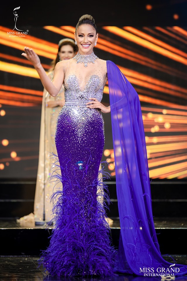 Bán kết của cuộc thi  Miss Grand International chính thức diễn ra trên đất nước Venezuela. 61 thí sinh đã trải qua hai phần thi là Trình diễn dạ hội và Trình diễn bikini để cạnh tranh tấm vé vào top trong đêm chung kết. Cùng chiêm ngưỡng top 10 trang phục dạ hội đẹp nhất đêm bán kết Hoa hậu Hòa bình Quốc tế 2019. Trong hình, Miss Dominican Republic khoe dáng đồng hồ cát trong trang phục dạ hội nhuộm sắc tím trendy.