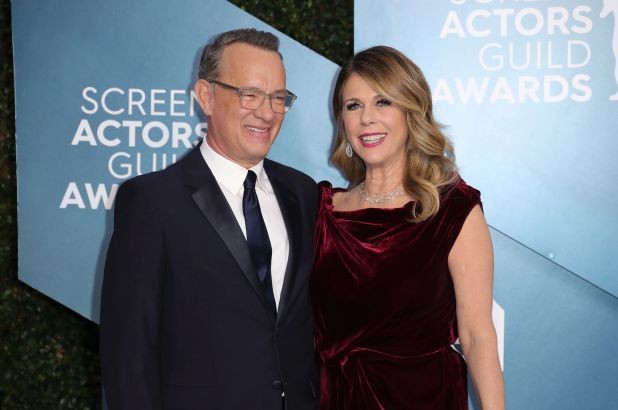 Tài tử Tom Hanks và bà xã Rita Wilson là hai  sao Hollywood dương tính với Covid-19 đầu tiên. Cặp đôi được xác định dương tính với Sars-CoV-2 trong chuyến công tác tại Úc. Hôm 17/3, Tom Hanks cho biết, họ đã xuất viên và hiện đang tự cách ly tại một ngôi nhà thuê ở Úc.