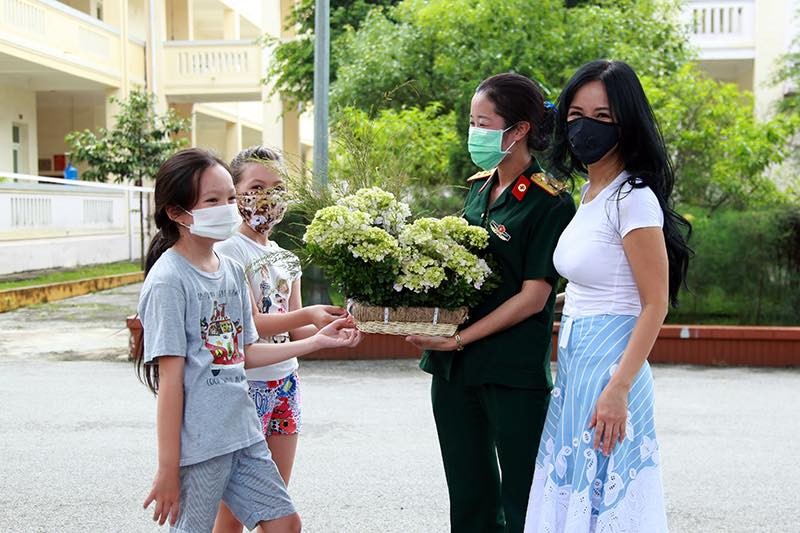 Trên trang cá nhân, diva  Hồng Nhung thông báo đã hoàn thành đợt cách ly tập trung 14 ngày tại Uông Bí, Quảng Ninh.