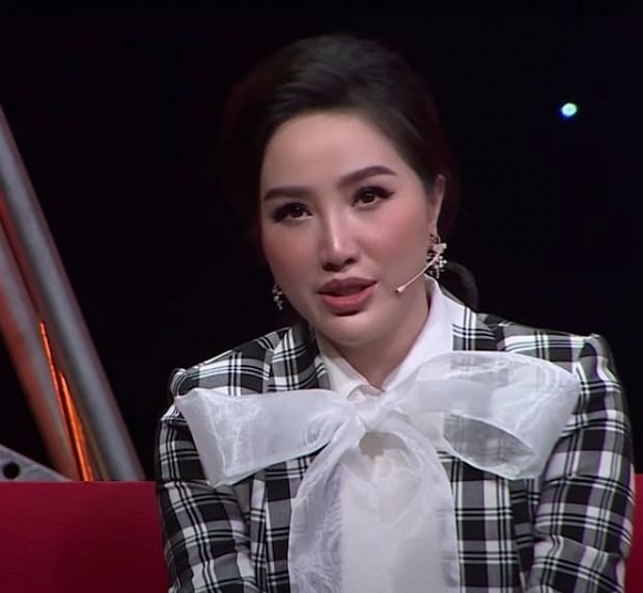 Ngoài việc tương tác trên mạng xã hội thì việc tham gia các gameshow truyền hình sẽ giúp sao Việt đến gần hơn với khán giả. Dù vậy, không phải ai đi gameshow cũng sẽ may mắn ghi điểm với người hâm mộ. Ngoài bị vạ miệng, cử chỉ không phù hợp thì nhiều  mỹ nhân Việt còn bị "dìm" nhan sắc trên sóng truyền hình.