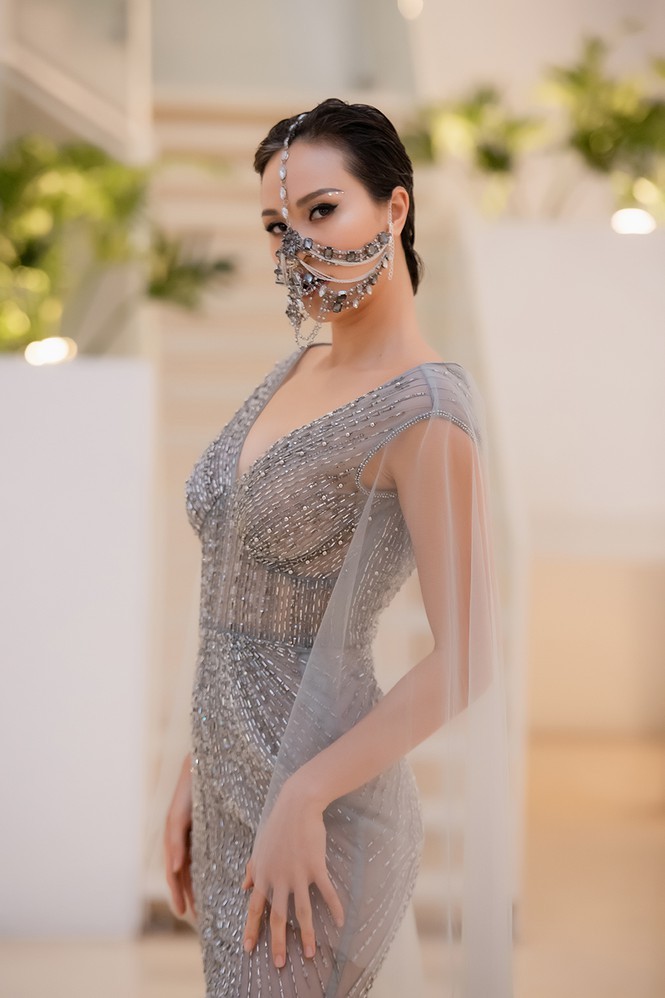 Tối 31/10, siêu mẫu  Phương Mai tới tham dự đêm bế mạc của Vietnam Runway Fashion Week 2020. Bà mẹ một con diện váy dạ hội đính đá cầu kỳ, chất liệu xuyên thấu quyến rũ.