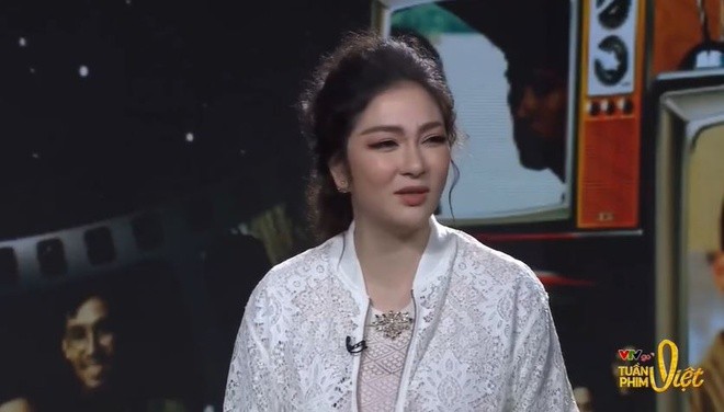  Hoa hậu Nguyễn Thị Huyền vừa xuất hiện trong talk show về phim điện ảnh, thuộc khuôn khổ Tuần phim Việt 2020. Đây là lần hiếm hoi người đẹp 35 tuổi góp mặt ở một chương trình truyền hình sau nhiều năm vắng bóng. Trong lần trở lại, khán giả nhận xét Hoa hậu Nguyễn Thị Huyền thay đổi nhiều về ngoại hình. Ở một số góc quay, cô để lộ thân hình có phần tăng cân.