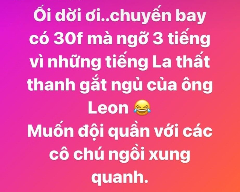 Tối 11/4,  Hồ Ngọc Hà chia sẻ câu chuyện đời thường trên trang cá nhân. Theo đó, gia đình cô có chuyến bay từ Đà Lạt về TP.HCM sau những ngày vui chơi, nghỉ dưỡng. Trên máy bay, nữ ca sĩ đã gặp sự cố "dở khóc dở cười" vì những tiếng la hét liên thanh của quý tử Leon. Chuyến bay 30 phút mà như... 3 tiếng, cô cảm thấy làm phiền đến những hành khách xung quanh.