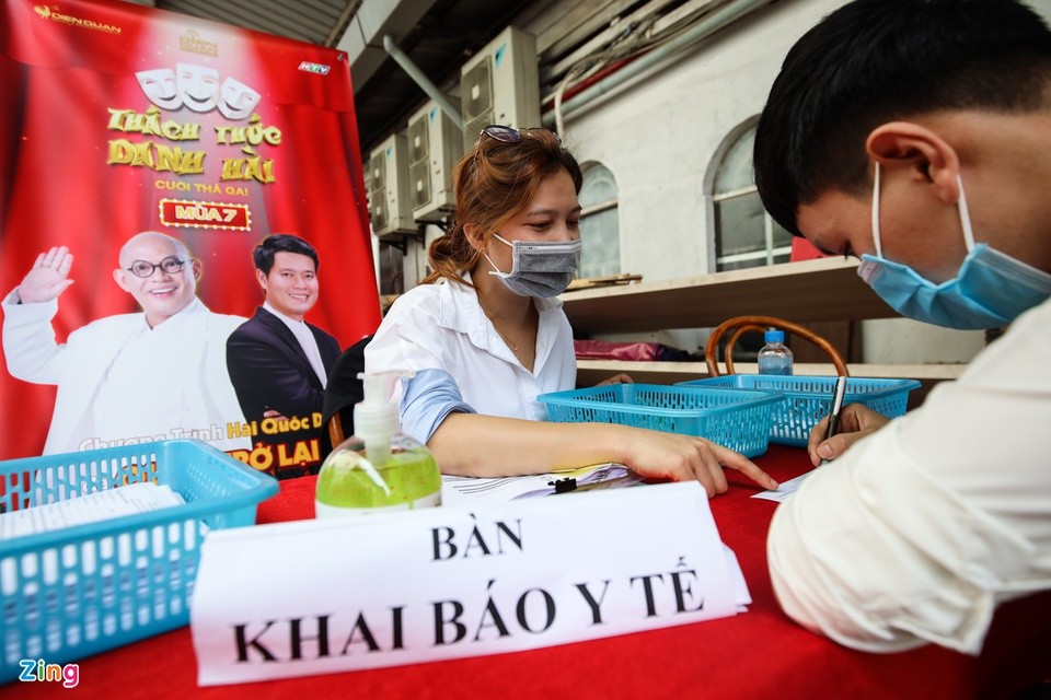 Sau một năm vắng bóng vì dịch bệnh,  Thách thức danh hài mùa 7 trở lại với nhiều thay đổi từ dàn giám khảo đến MC. Ngày 7/5, nhà sản xuất chương trình tổ chức buổi casting đầu tiên tại TP.HCM. Trong bối cảnh dịch Covid-19 diễn biến phức tạp, công tác vệ sinh, khử khuẩn được tăng cường tại địa điểm diễn ra casting.