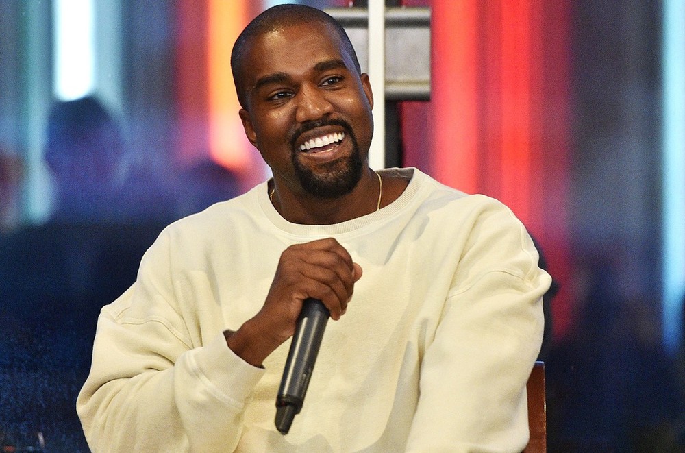 Theo Us Magazine, người yêu đầu của  Kanye West được truyền thông biết đến là Sumeke Rainey - bạn thời trung học của anh. Rapper từng nhắc mối tình này trong Never Let Me Down, ca khúc nằm trong đĩa hát The College Dropout (2004). "Không có gì đáng buồn bằng ngày bố của cô con gái qua đời. Vì vậy, tôi đã hứa với ông Rainey là tôi sẽ cưới con gái của ông", West rap. Song, mối tình này không kéo dài.