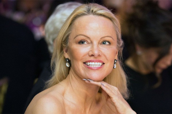 Pamela Anderson sinh năm 1967, từng nổi như cồn khi tham gia show truyền hình Baywatch. Mới đây Pamela Anderson đã bán  biệt thự ở Malibu giá 11,8 triệu USD (khoảng 276 tỷ), thấp hơn 3 triệu USD so với dự định.